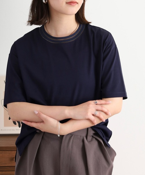 BRODIAEA(ブローディア)の「BRODIAEA シアーネック半袖カットソー(Tシャツ/カットソー・レディース・グレイッシュベージュ/オフホワイト/ネイビー/ピンク・40)」の3枚目の写真