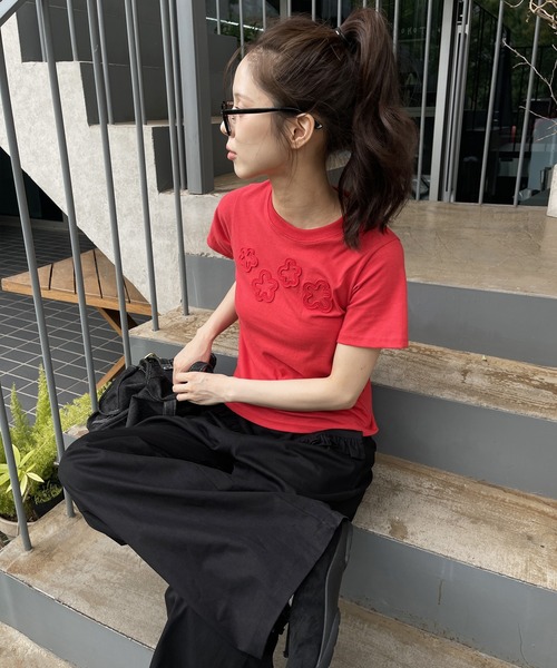 UNE MANSION（ユヌマンション）の「【夏カラー展開】ダッフルフラワーワッペンレタリング半袖Tシャツ（Tシャツ/カットソー・レディース・チャコール/イエロー/ホワイト/レッド/スカイブルー・FREE）」の5枚目の写真