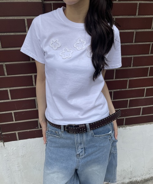 UNE MANSION（ユヌマンション）の「【夏カラー展開】ダッフルフラワーワッペンレタリング半袖Tシャツ（Tシャツ/カットソー・レディース・チャコール/イエロー/ホワイト/レッド/スカイブルー・FREE）」の2枚目の写真