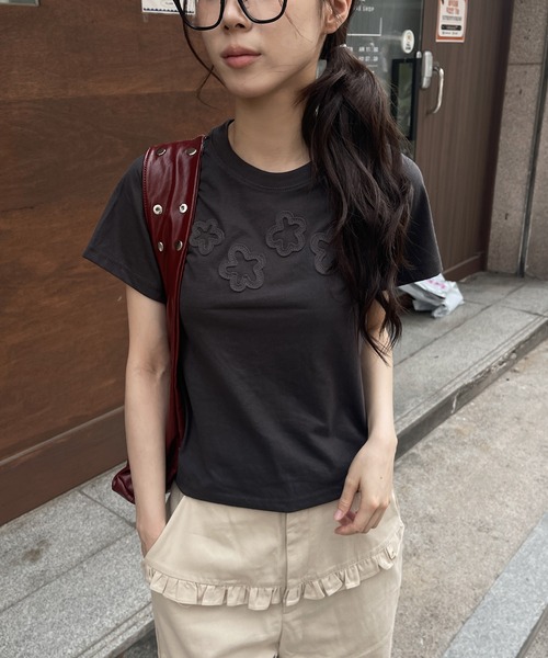 UNE MANSION（ユヌマンション）の「【夏カラー展開】ダッフルフラワーワッペンレタリング半袖Tシャツ（Tシャツ/カットソー・レディース・チャコール/イエロー/ホワイト/レッド/スカイブルー・FREE）」の3枚目の写真