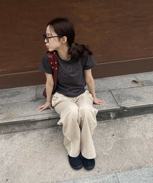 UNE MANSION（ユヌマンション）の「【夏カラー展開】ダッフルフラワーワッペンレタリング半袖Tシャツ（Tシャツ/カットソー・レディース・チャコール/イエロー/ホワイト/レッド/スカイブルー・FREE）」の10枚目の写真