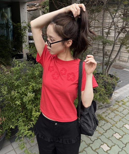 UNE MANSION（ユヌマンション）の「【夏カラー展開】ダッフルフラワーワッペンレタリング半袖Tシャツ（Tシャツ/カットソー・レディース・チャコール/イエロー/ホワイト/レッド/スカイブルー・FREE）」の16枚目の写真