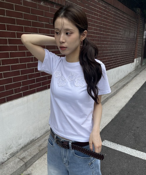 UNE MANSION（ユヌマンション）の「【夏カラー展開】ダッフルフラワーワッペンレタリング半袖Tシャツ（Tシャツ/カットソー・レディース・チャコール/イエロー/ホワイト/レッド/スカイブルー・FREE）」の15枚目の写真