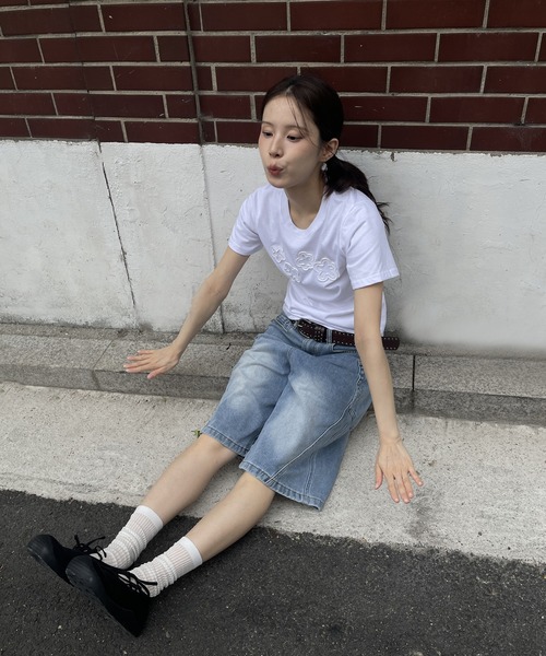 UNE MANSION（ユヌマンション）の「【夏カラー展開】ダッフルフラワーワッペンレタリング半袖Tシャツ（Tシャツ/カットソー・レディース・チャコール/イエロー/ホワイト/レッド/スカイブルー・FREE）」の13枚目の写真