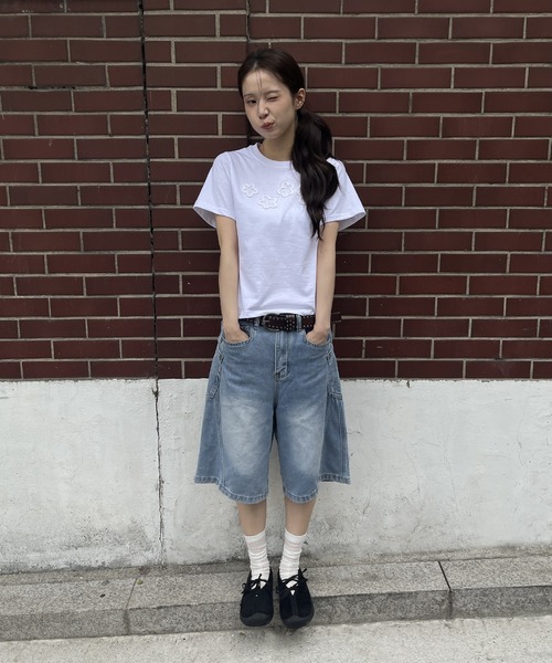 UNE MANSION（ユヌマンション）の「【夏カラー展開】ダッフルフラワーワッペンレタリング半袖Tシャツ（Tシャツ/カットソー・レディース・チャコール/イエロー/ホワイト/レッド/スカイブルー・FREE）」の6枚目の写真