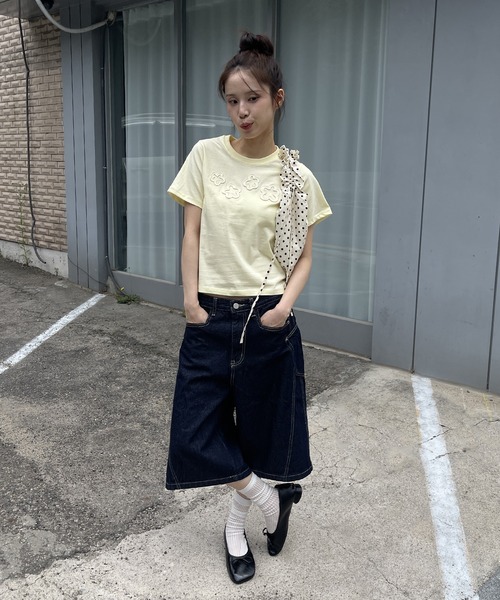 UNE MANSION（ユヌマンション）の「【夏カラー展開】ダッフルフラワーワッペンレタリング半袖Tシャツ（Tシャツ/カットソー・レディース・チャコール/イエロー/ホワイト/レッド/スカイブルー・FREE）」の19枚目の写真