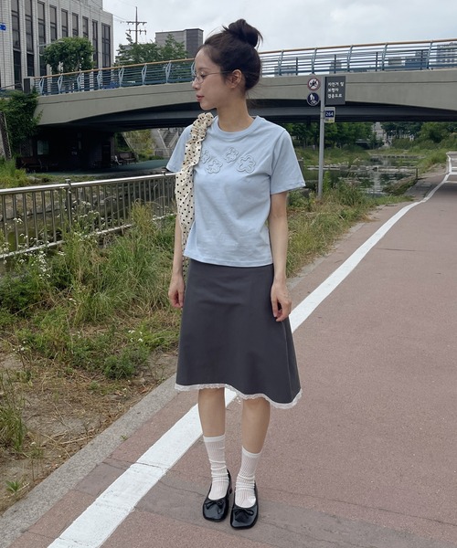 UNE MANSION（ユヌマンション）の「【5カラー展開】ダッフルフラワーワッペンレタリング半袖Tシャツ（Tシャツ/カットソー・レディース・チャコール/イエロー/ホワイト/レッド/スカイブルー・FREE）」の22枚目の写真