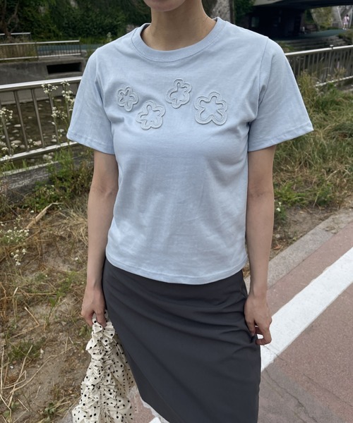 UNE MANSION（ユヌマンション）の「【夏カラー展開】ダッフルフラワーワッペンレタリング半袖Tシャツ（Tシャツ/カットソー・レディース・チャコール/イエロー/ホワイト/レッド/スカイブルー・FREE）」の21枚目の写真