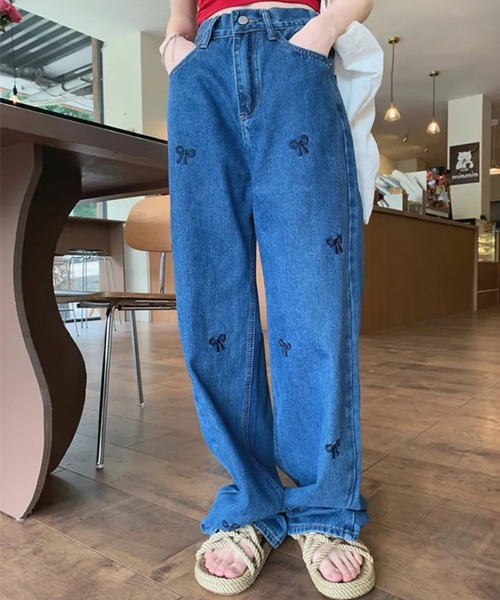 by LEGNA(バイレグナ)の「ストレート刺繍リボンデニムパンツ(デニムパンツ・レディース・ライトブルー/ダークブルー・LARGE/MEDIUM/SMALL)」の1枚目の写真