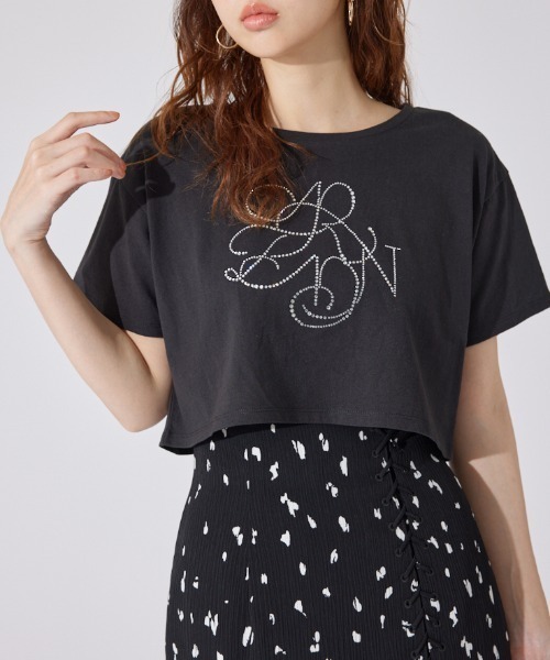 rienda（リエンダ）の「【AKB48 千葉恵里さん着用】ラインストーンロゴTシャツ 夏服 半袖（Tシャツ/カットソー・レディース・ホワイト/ブラック/ライトピンク・FREE）」の2枚目の写真