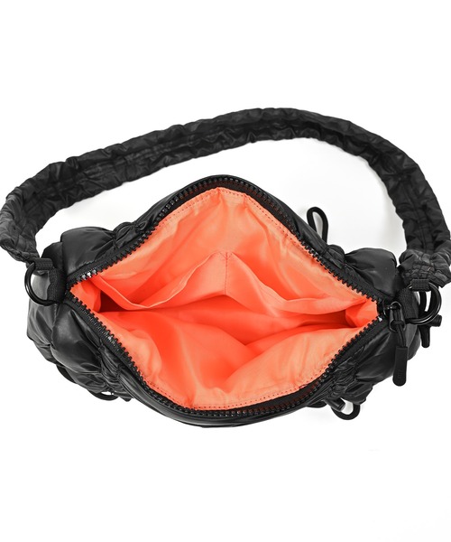 KiU（キウ）の「パフィーギャザーハンドルバッグ（ショルダーバッグ・レディース・ブラック/ライトブルー/シルバー・FREE）」の11枚目の写真