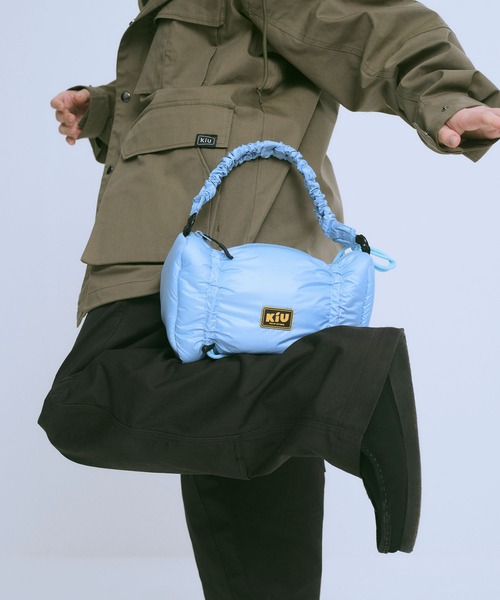 KiU（キウ）の「パフィーギャザーハンドルバッグ（ショルダーバッグ・レディース・ブラック/ライトブルー/シルバー・FREE）」の4枚目の写真