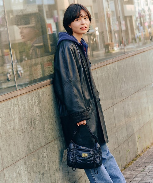 KiU（キウ）の「パフィーギャザーハンドルバッグ（ショルダーバッグ・レディース・ブラック/ライトブルー/シルバー・FREE）」の6枚目の写真