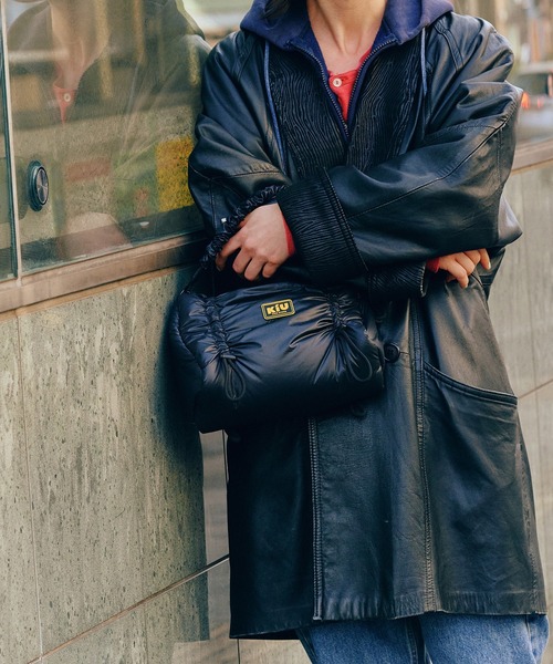 KiU（キウ）の「パフィーギャザーハンドルバッグ（ショルダーバッグ・レディース・ブラック/ライトブルー/シルバー・FREE）」の5枚目の写真