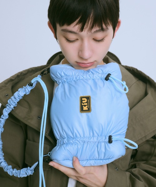 KiU（キウ）の「パフィーギャザーハンドルバッグ（ショルダーバッグ・レディース・ブラック/ライトブルー/シルバー・FREE）」の13枚目の写真