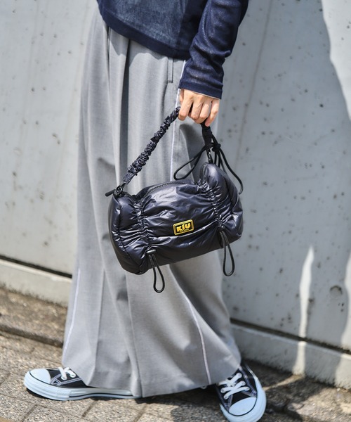 KiU（キウ）の「パフィーギャザーハンドルバッグ（ショルダーバッグ・レディース・ブラック/ライトブルー/シルバー・FREE）」の17枚目の写真