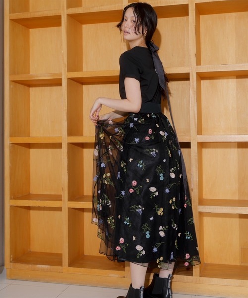 AND COUTURE(アンドクチュール)の「ボタニカル柄刺繍チュールスカート(スカート・レディース・オフホワイト/ブラック・FREE)」の11枚目の写真