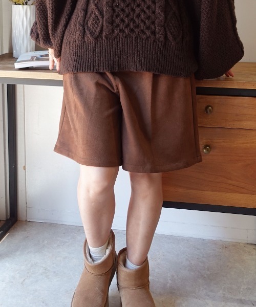CORNERS（コーナーズ）の「フェイクスエードハーフパンツ【セットアップ可能】（その他パンツ・レディース・ブラック/チャコールグレー/ブラウン/キャメル・M）」の4枚目の写真