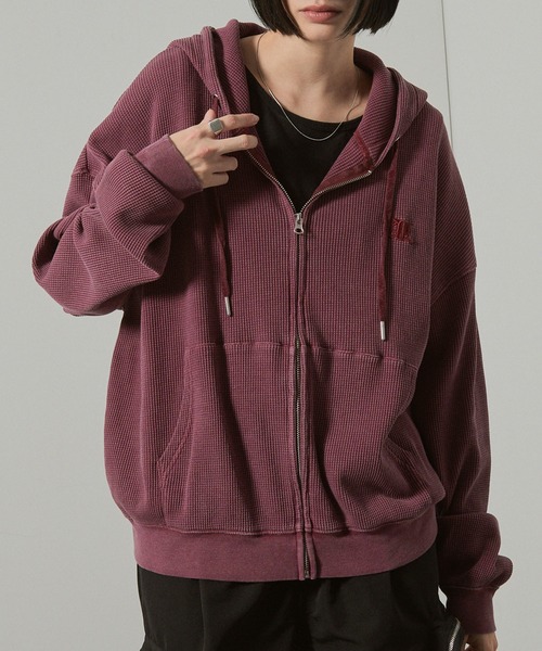 Alfred Alex(アルフレッドアレックス)の「【Alfred Alex】ヴィンテージ加工スノーウォッシュワンポイントロゴ刺繍オーバーサイズワッフルパーカー(パーカー・メンズ・ブラック/ワインレッド/グレイッシュブルー/チャコール・M/L)」の4枚目の写真