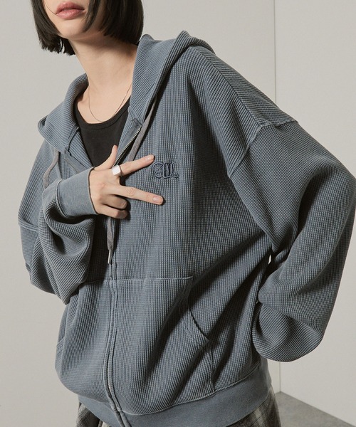 Alfred Alex(アルフレッドアレックス)の「【Alfred Alex】ヴィンテージ加工スノーウォッシュワンポイントロゴ刺繍オーバーサイズワッフルパーカー(パーカー・メンズ・ブラック/ワインレッド/グレイッシュブルー/チャコール・M/L)」の15枚目の写真