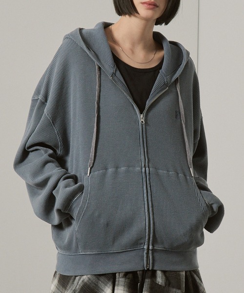 Alfred Alex(アルフレッドアレックス)の「【Alfred Alex】ヴィンテージ加工スノーウォッシュワンポイントロゴ刺繍オーバーサイズワッフルパーカー(パーカー・メンズ・ブラック/ワインレッド/グレイッシュブルー/チャコール・M/L)」の16枚目の写真