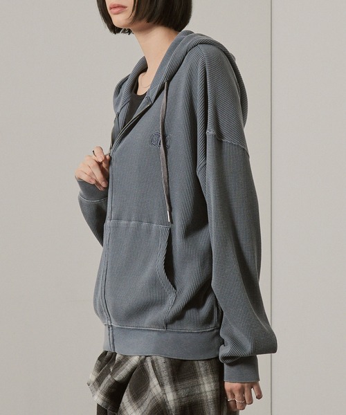 Alfred Alex(アルフレッドアレックス)の「【Alfred Alex】ヴィンテージ加工スノーウォッシュワンポイントロゴ刺繍オーバーサイズワッフルパーカー(パーカー・メンズ・ブラック/ワインレッド/グレイッシュブルー/チャコール・M/L)」の18枚目の写真