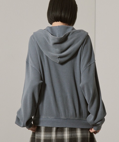 Alfred Alex(アルフレッドアレックス)の「【Alfred Alex】ヴィンテージ加工スノーウォッシュワンポイントロゴ刺繍オーバーサイズワッフルパーカー(パーカー・メンズ・ブラック/ワインレッド/グレイッシュブルー/チャコール・M/L)」の19枚目の写真