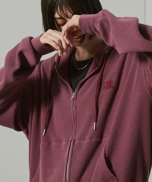 Alfred Alex(アルフレッドアレックス)の「【Alfred Alex】ヴィンテージ加工スノーウォッシュワンポイントロゴ刺繍オーバーサイズワッフルパーカー(パーカー・メンズ・ブラック/ワインレッド/グレイッシュブルー/チャコール・M/L)」の5枚目の写真