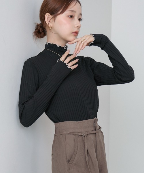 Bab(バブ)の「【ボトルネック/ハイネック 選べるデザイン】ウェーブメローリブカットソー(Tシャツ/カットソー・レディース・ライトグレー/ベージュ系その他/オレンジ系その他2/テラコッタ/ライトグレー系/ベージュ/ブラック/アイボリー/ブラック系その他/アイボリー系・M)」の4枚目の写真