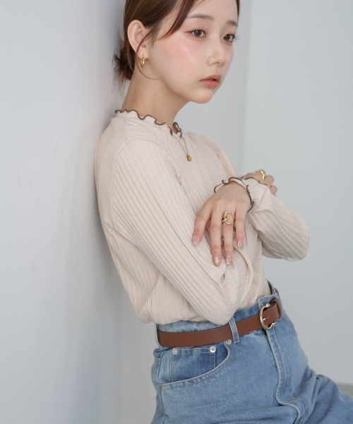 Bab(バブ)の「【ボトルネック/ハイネック 選べるデザイン】ウェーブメローリブカットソー(Tシャツ/カットソー・レディース・ライトグレー/ベージュ系その他/オレンジ系その他2/テラコッタ/ライトグレー系/ベージュ/ブラック/アイボリー/ブラック系その他/アイボリー系・M)」の2枚目の写真
