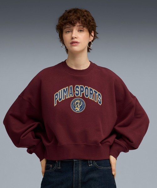 PUMA（プーマ）の「PUMA プーマ ウィメンズ ワードローブ ESS スポーツ レガシー II クルー スウェット（スウェット・レディース・ダークグリーン/ピンク系その他2・SMALL/MEDIUM/LARGE/X-LARGE）」の2枚目の写真