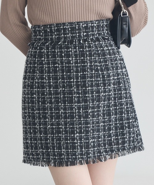 earth music&ecology（アースミュージックアンドエコロジー）の「フリンジツイードミニスカート（スカート・レディース・ブラック/アイボリー・M/S）」の2枚目の写真