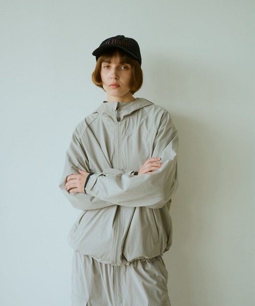BROKEN BASE(ブロークンベース)の「Utility Hooded Jumper(マウンテンパーカー・メンズ・ライトグレー/ブラック・MEDIUM/LARGE)」の4枚目の写真