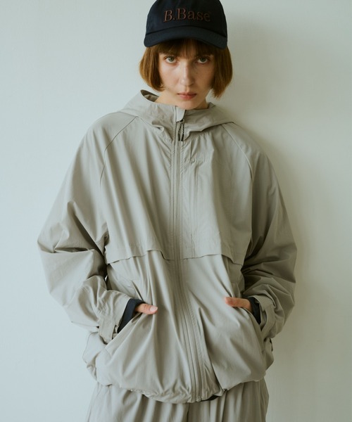 BROKEN BASE(ブロークンベース)の「Utility Hooded Jumper(マウンテンパーカー・メンズ・ライトグレー/ブラック・MEDIUM/LARGE)」の3枚目の写真