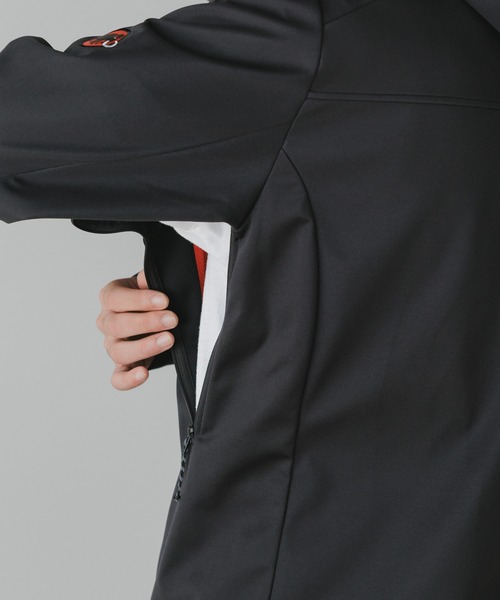 Mammut（マムート）の「MAMMUT/マムート アルティメイト ８ ソフトシェル フーデッド 25イヤーズ ジャケット GORE-TEX WINDSTOPPER（マウンテンパーカー・メンズ・ブラック・L/M/XL）」の8枚目の写真