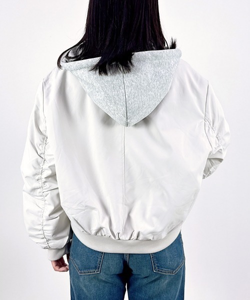 CLOTHY(クロシィ)の「【フーディ重ね着風デザインで抜け感◎】スウェットレイヤードMA-1ジャケット(MA-1・レディース・ブラック/グレー・FREE)」の7枚目の写真