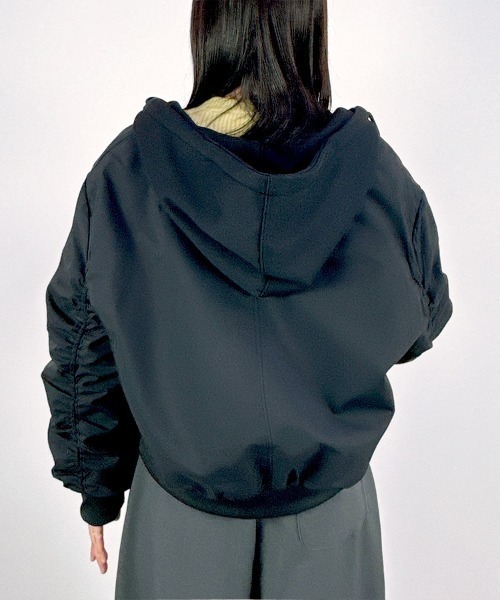 CLOTHY(クロシィ)の「【フーディ重ね着風デザインで抜け感◎】スウェットレイヤードMA-1ジャケット(MA-1・レディース・ブラック/グレー・FREE)」の3枚目の写真