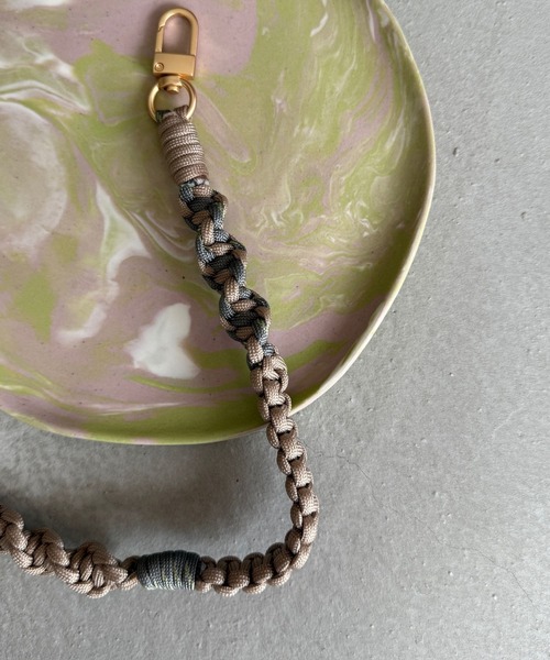 SANSeLF（サンセルフ）の「【SANSeLF】 パラコードショートストラップ メタルフック スマホアクセサリー saa25a177（スマホグッズ・レディース・ベージュ/ブラック・FREE）」の12枚目の写真