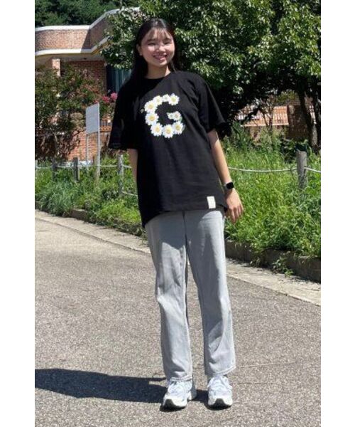 GRAVER（グレーバー）の「[ユニセックス]ビッグGフラワースマイル半袖Tシャツ_ブラック（Tシャツ/カットソー・レディース・ブラック・SMALL/MEDIUM/LARGE/X-LARGE）」の2枚目の写真