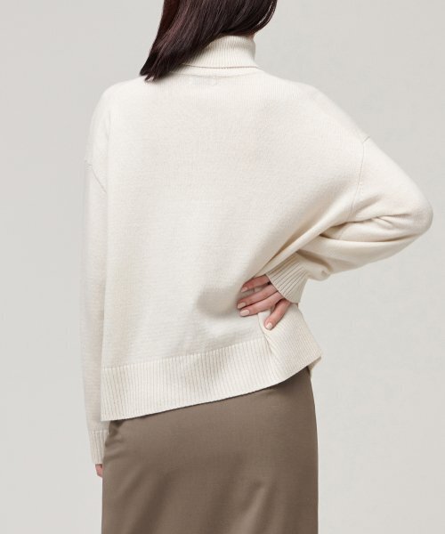 MUSINSA STANDARD WOMAN（ムシンサスタンダードウーマン）の「レディースラムウールリラックスタートルネックニット[アイボリー]（ニット/セーター・レディース・その他・SMALL/MEDIUM/LARGE/X-SMALL）」の9枚目の写真