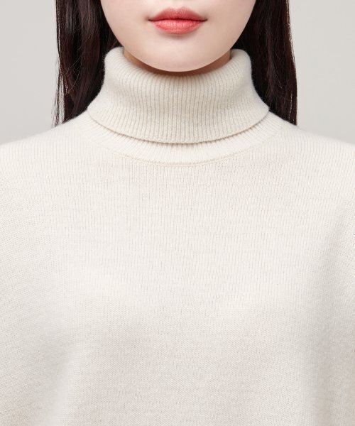 MUSINSA STANDARD WOMAN（ムシンサスタンダードウーマン）の「レディースラムウールリラックスタートルネックニット[アイボリー]（ニット/セーター・レディース・その他・SMALL/MEDIUM/LARGE/X-SMALL）」の10枚目の写真
