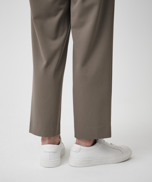 MUSINSA STANDARD(ムシンサスタンダード)の「ワイドイージーバンドクロップドスラックス【ダスティベージュ】(スラックス・メンズ・その他・38/30/26/28)」の6枚目の写真
