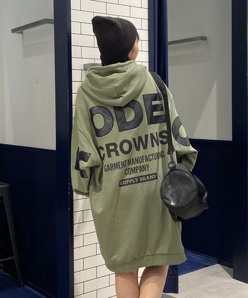 RODEO CROWNS WIDE BOWL(ロデオクラウンズワイドボウル)の「フェイクレザーパッチパーカーワンピース(ワンピース・レディース・グレー×ホワイト/カーキ/ブラック・FREE)」の1枚目の写真