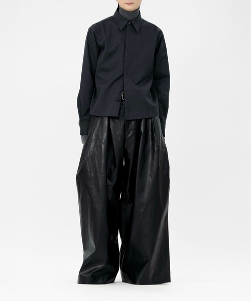 LAPIIS(ラピス)の「VEGAN LEATHER EXTRA WIDE 4TUCK TROUSERS(その他パンツ・メンズ・ブラック・LARGE/MEDIUM)」の2枚目の写真