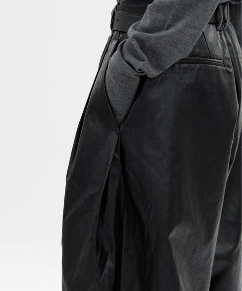 LAPIIS(ラピス)の「VEGAN LEATHER EXTRA WIDE 4TUCK TROUSERS(その他パンツ・メンズ・ブラック・LARGE/MEDIUM)」の8枚目の写真