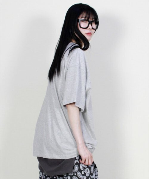 DEMARC(ドゥマーク)の「オーバーサイズ無地レイヤード半袖Tシャツグレー(Tシャツ/カットソー・レディース・その他・LARGE/MEDIUM)」の5枚目の写真