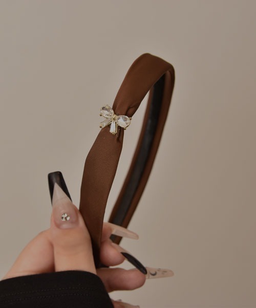 VIBGYOR Women（ヴィブジョー　ウィメン）の「【resonance】リボンモチーフモチーフ サテン カチューシャ（カチューシャ・レディース・ブラック/ブラウン・FREE）」の2枚目の写真