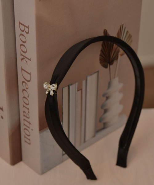 VIBGYOR Women（ヴィブジョー　ウィメン）の「【resonance】リボンモチーフモチーフ サテン カチューシャ（カチューシャ・レディース・ブラック/ブラウン・FREE）」の4枚目の写真