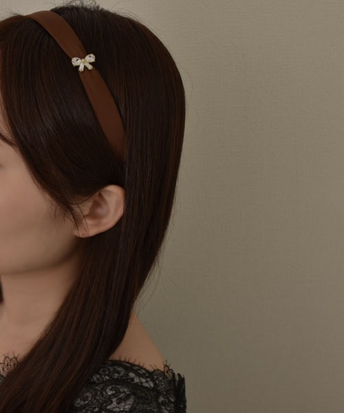 VIBGYOR Women（ヴィブジョー　ウィメン）の「【resonance】リボンモチーフモチーフ サテン カチューシャ（カチューシャ・レディース・ブラック/ブラウン・FREE）」の5枚目の写真