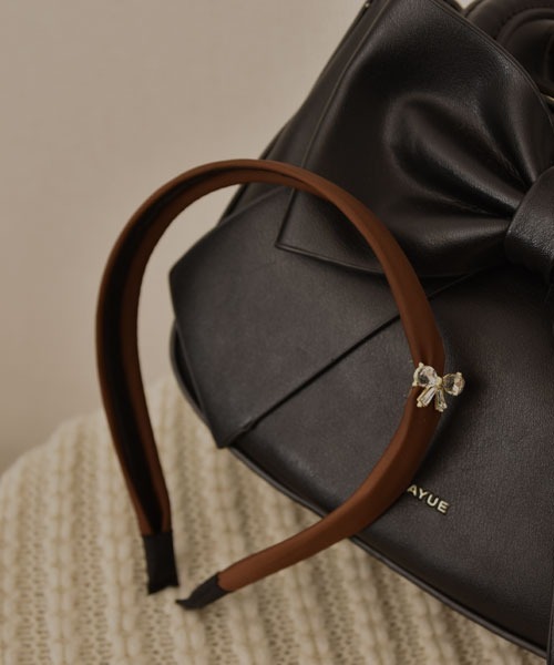 VIBGYOR Women（ヴィブジョー　ウィメン）の「【resonance】リボンモチーフモチーフ サテン カチューシャ（カチューシャ・レディース・ブラック/ブラウン・FREE）」の6枚目の写真